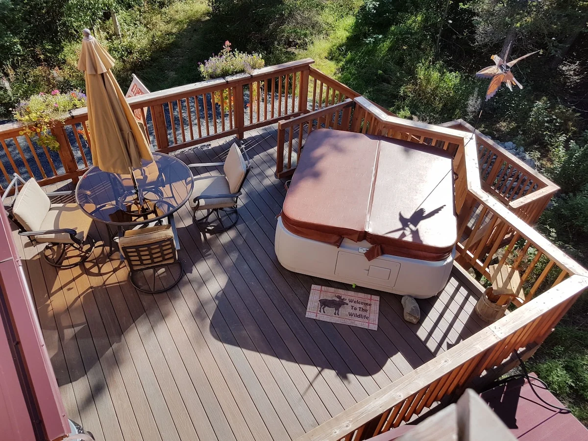 Eagles Aerie Chalet - Main Deck With Hot Tub