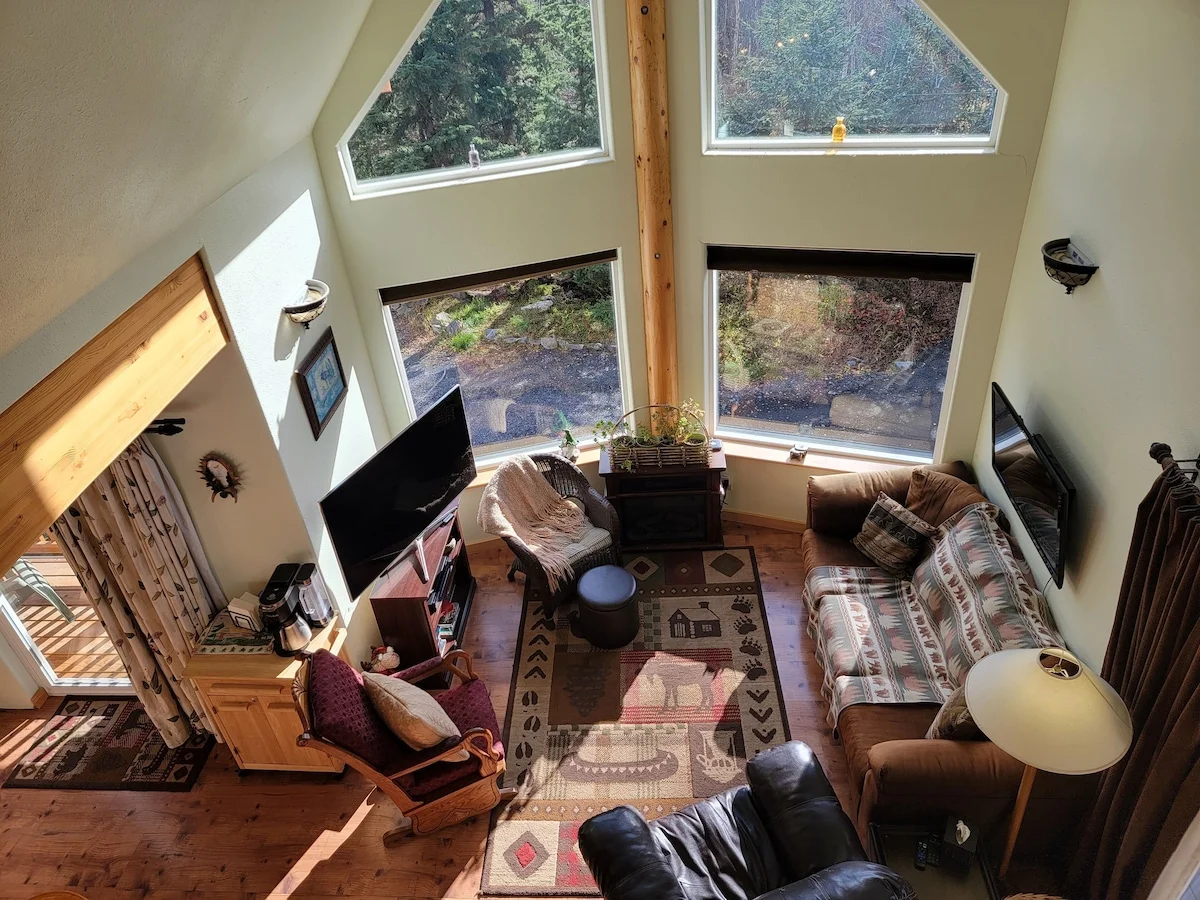 Eagles Aerie Chalet - Living Room