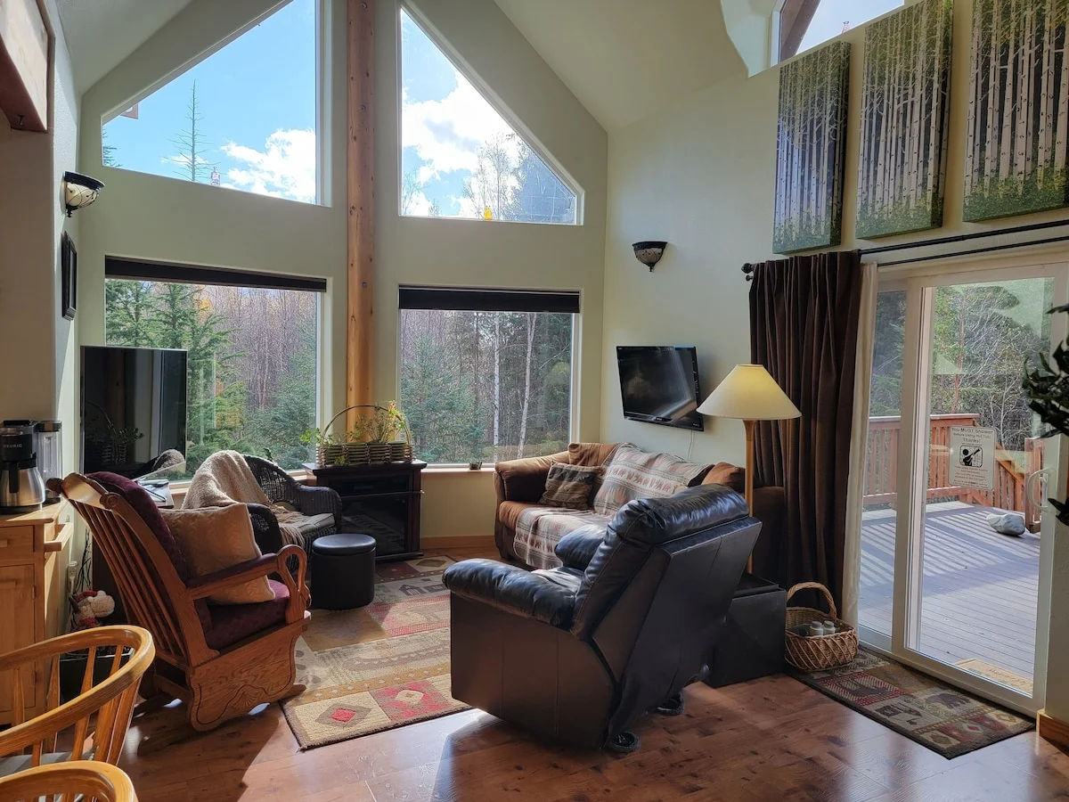Eagles Aerie Chalet - Living Room And Deck Access
