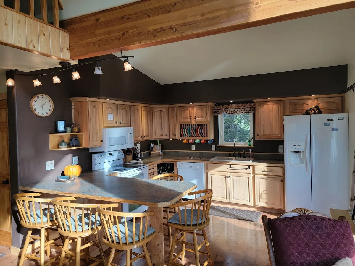 Eagles Aerie Chalet - Full Kitchen With Counter Seating