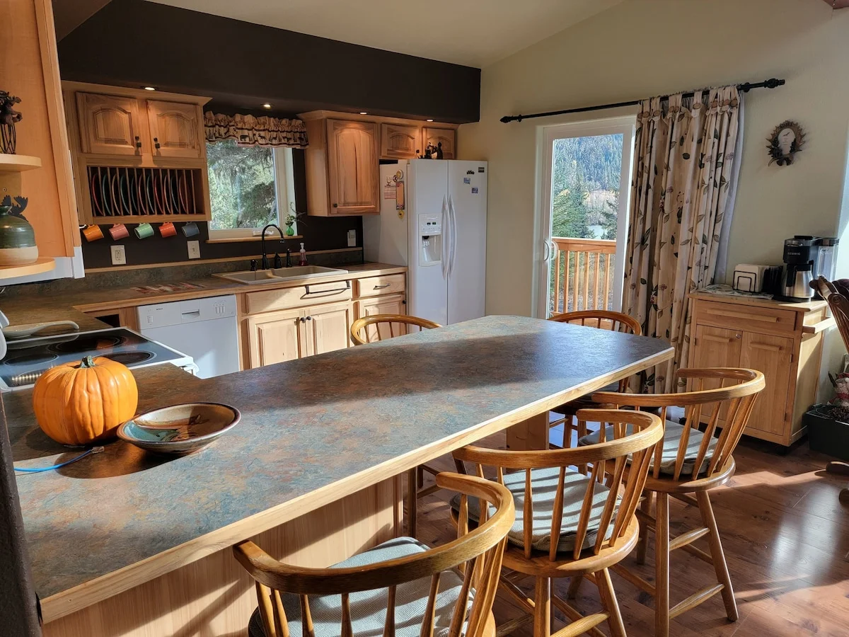 Eagles Aerie Chalet - Counter Seating