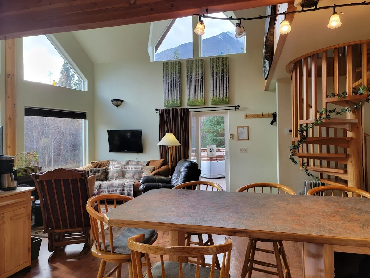 Eagles Aerie Chalet - Mountain Surround Window Views From All Points