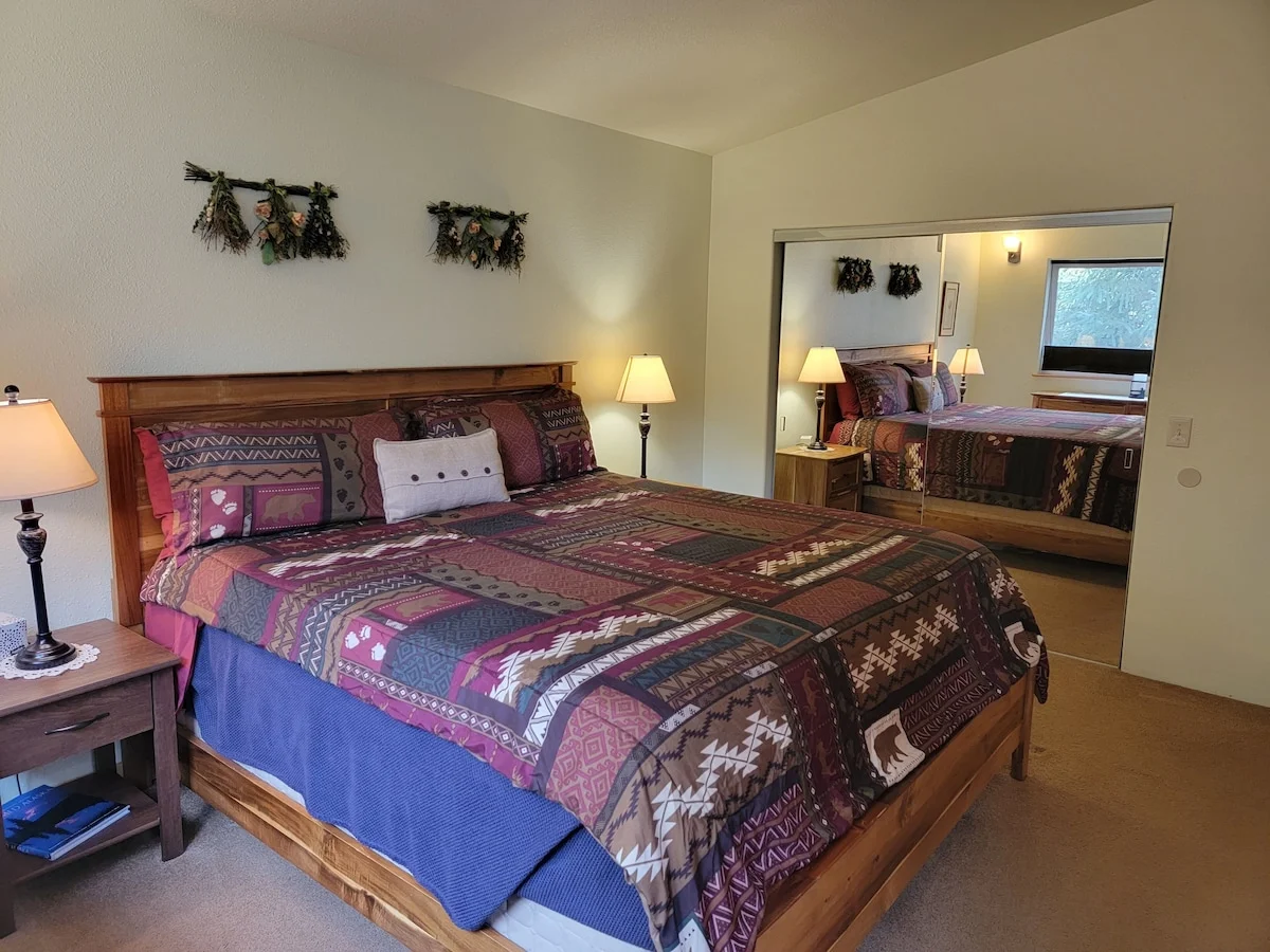 Eagles Aerie Chalet - King Bedroom With Ensuite Bath