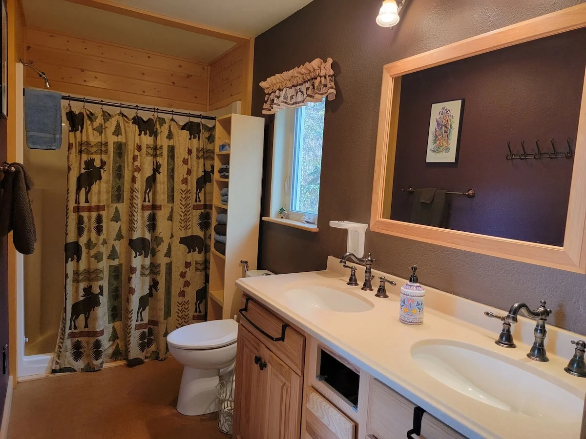 Eagles Aerie Chalet - Full Bath Off Bedroom