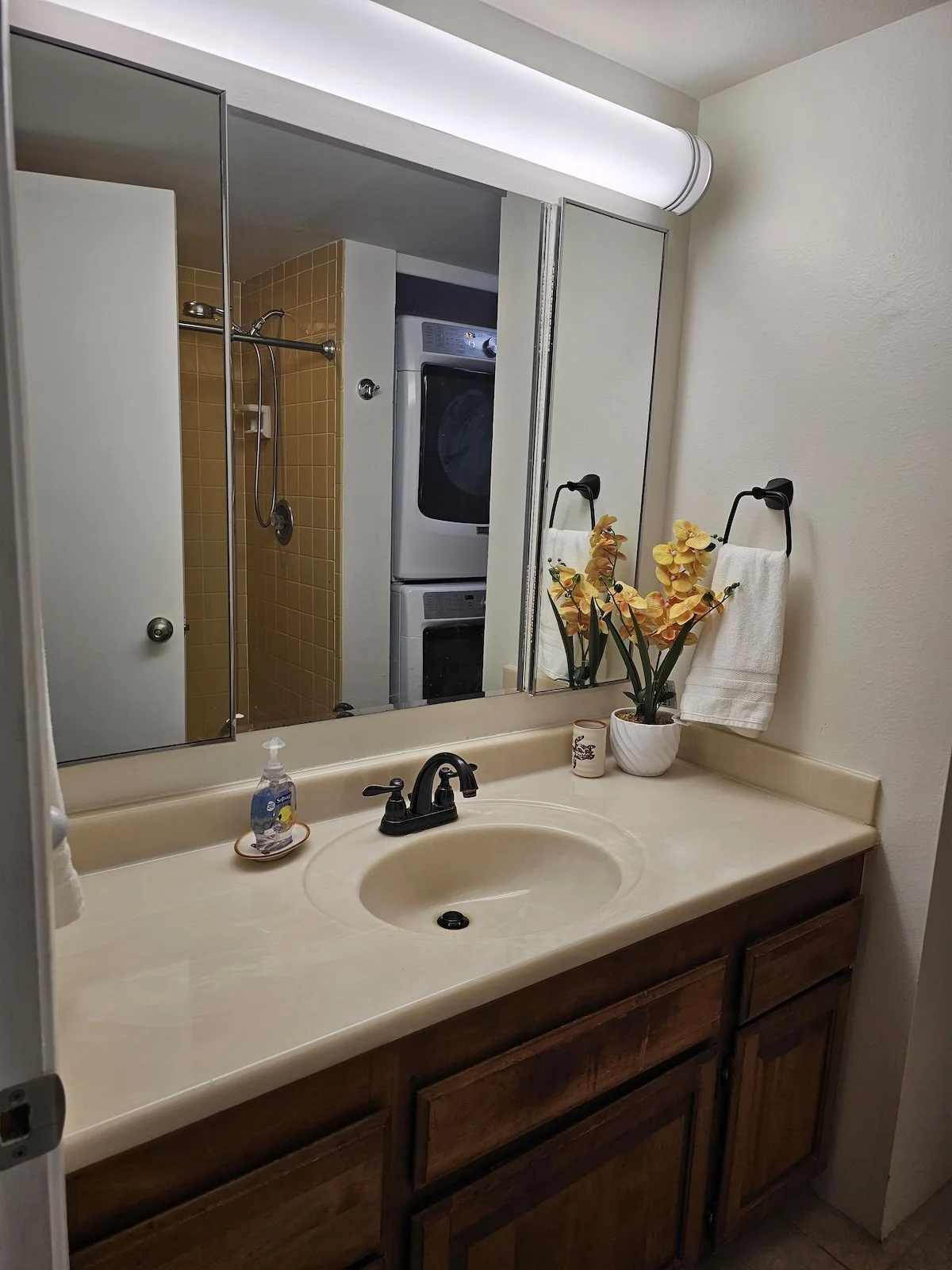 Kona White Sands Village Condo - Master Bath With Walk In Shower And Laundry