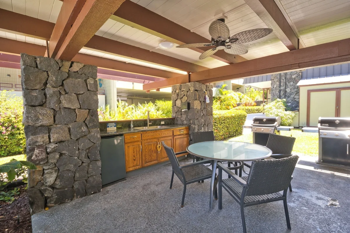 Kona White Sands Village Condo - Outdoor Kitchen Dining With Grills In Courtyard