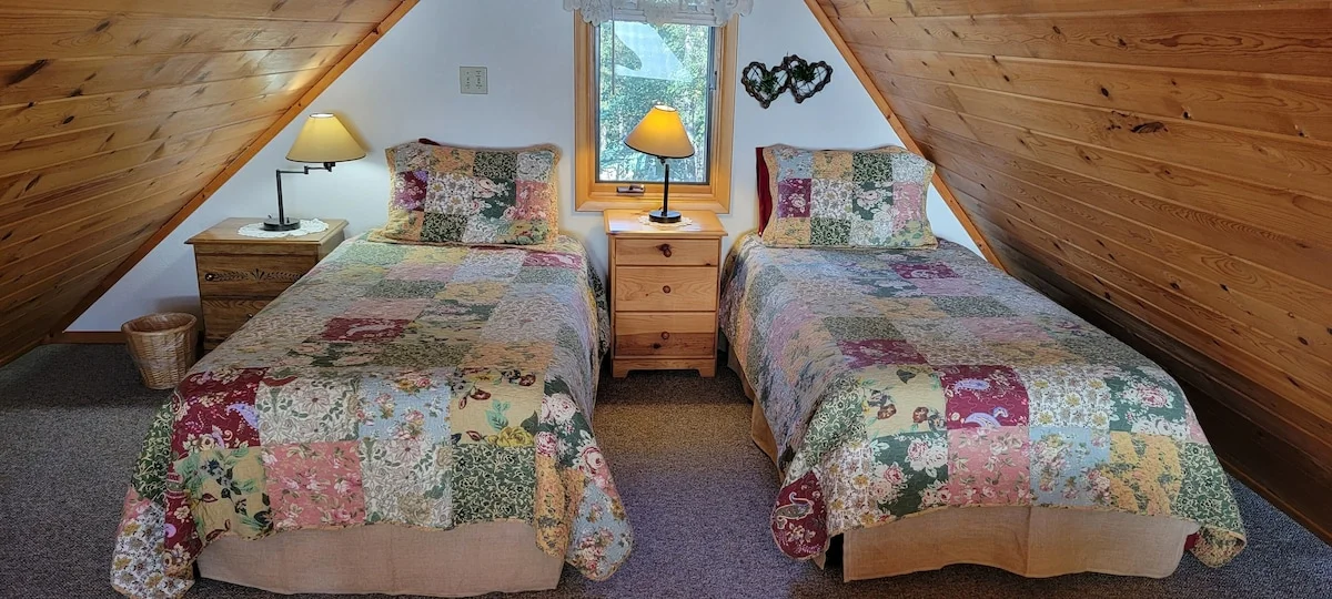 Stellar Jay Chalet - Twin Beds In Loft
