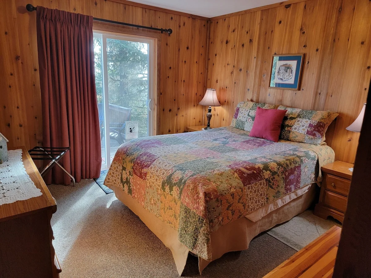 Stellar Jay Chalet - 1st Floor Queen Bedroom With Deck Hot Tub Access