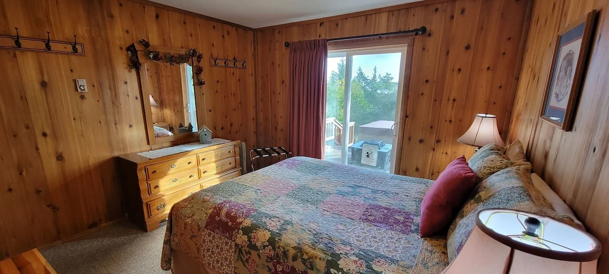 Stellar Jay Chalet - Queen Bedroom With Lake View