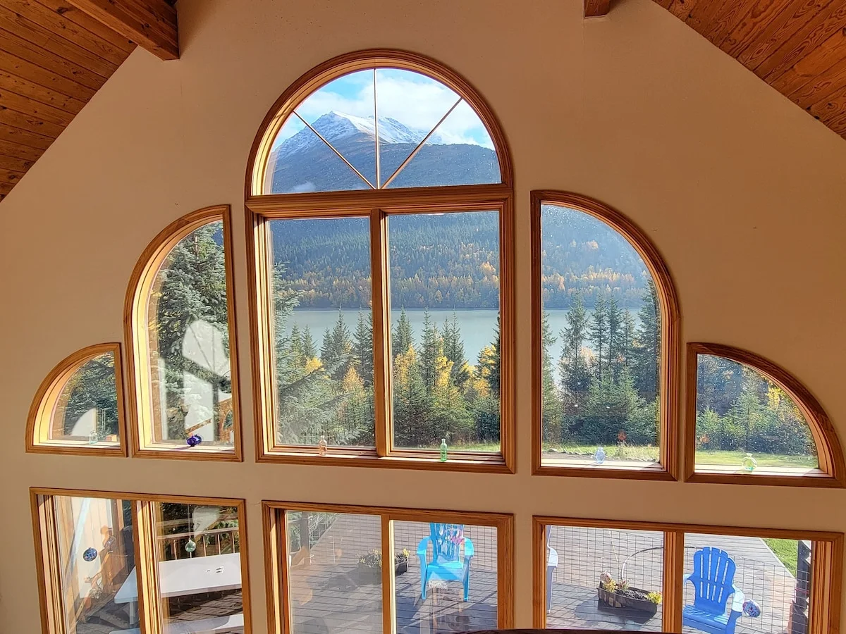 Wild Rose Chalet - Floor To Ceiling Window Wall With Lake And Mountain View