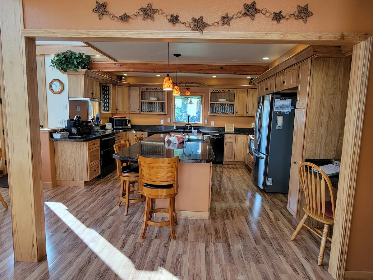 Wild Rose Chalet - Large Gourmet Kitchen