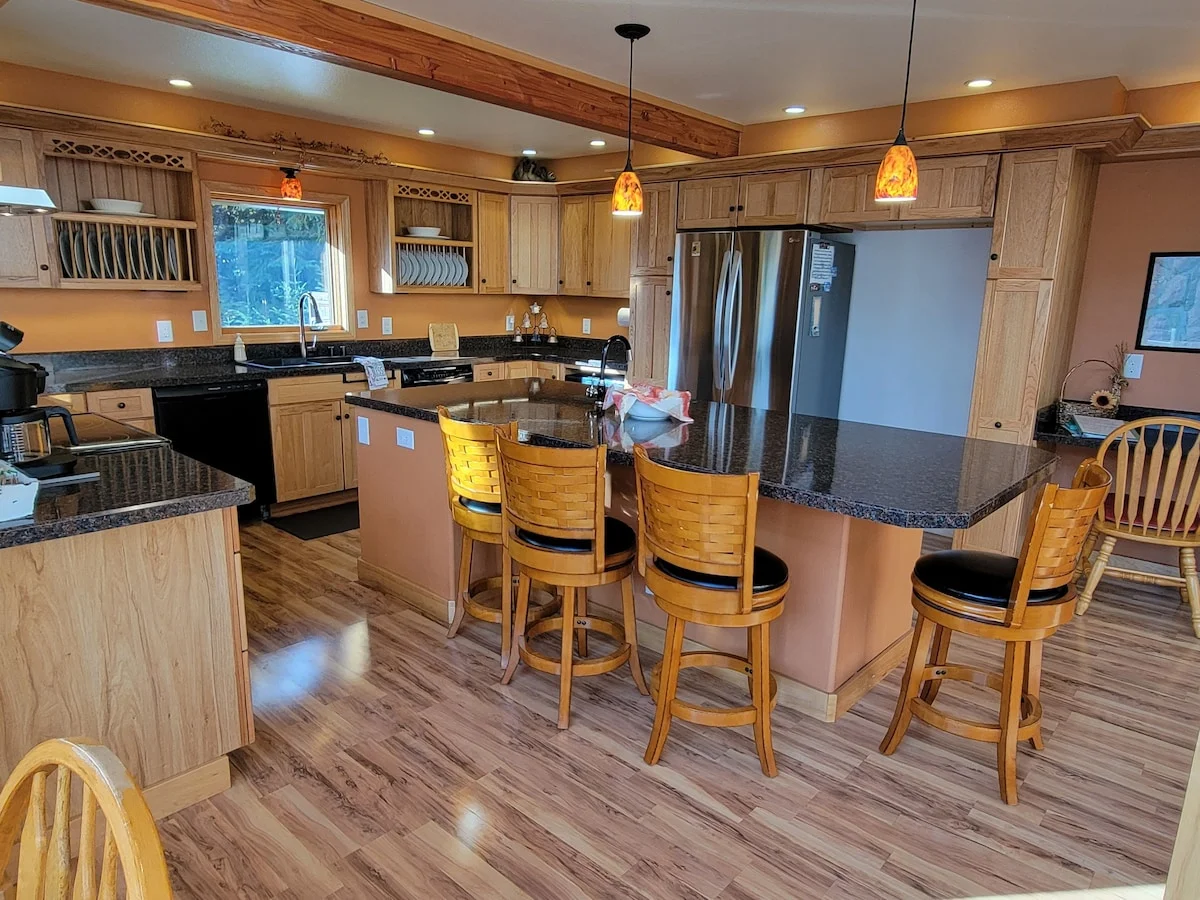 Wild Rose Chalet - Large Island Counter Seats Four