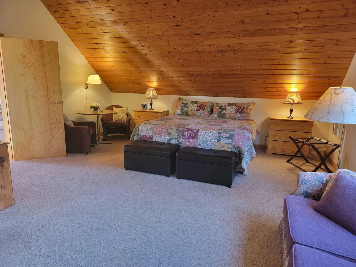 Wild Rose Chalet - Master Suite With King Bed And Full Sleeper Sofa