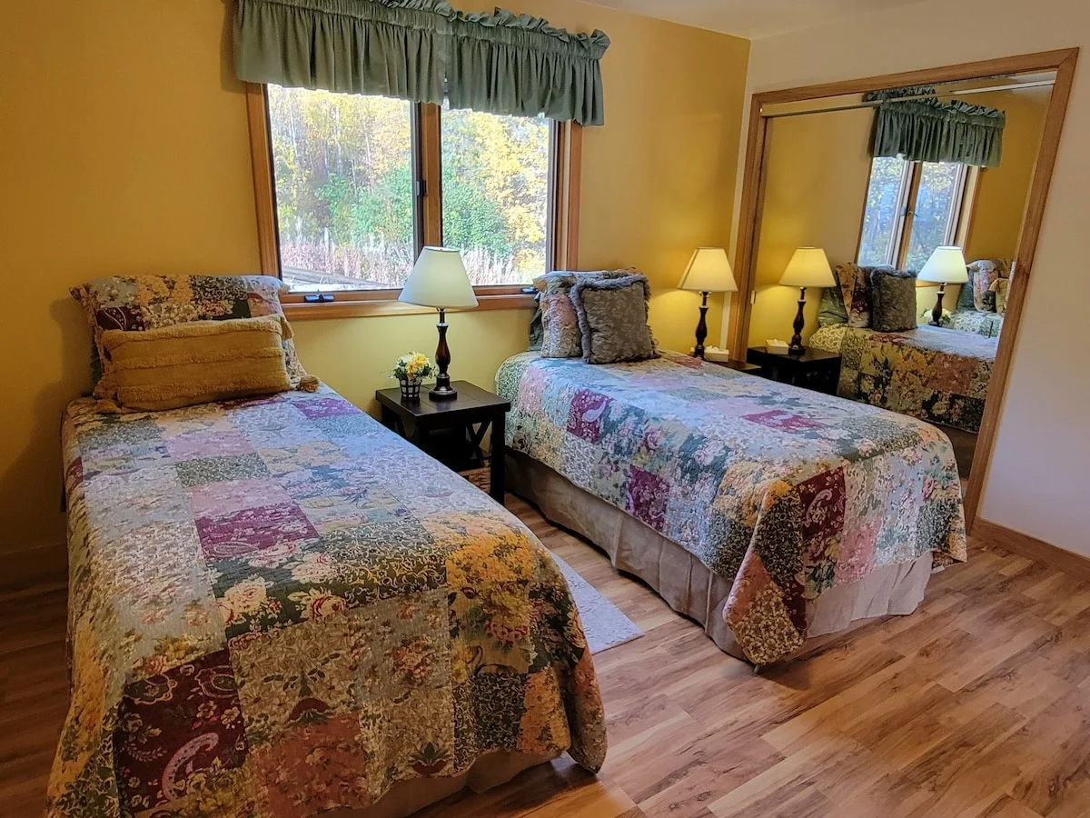 Wild Rose Chalet - Main Level Twin Bedroom Or 1 King