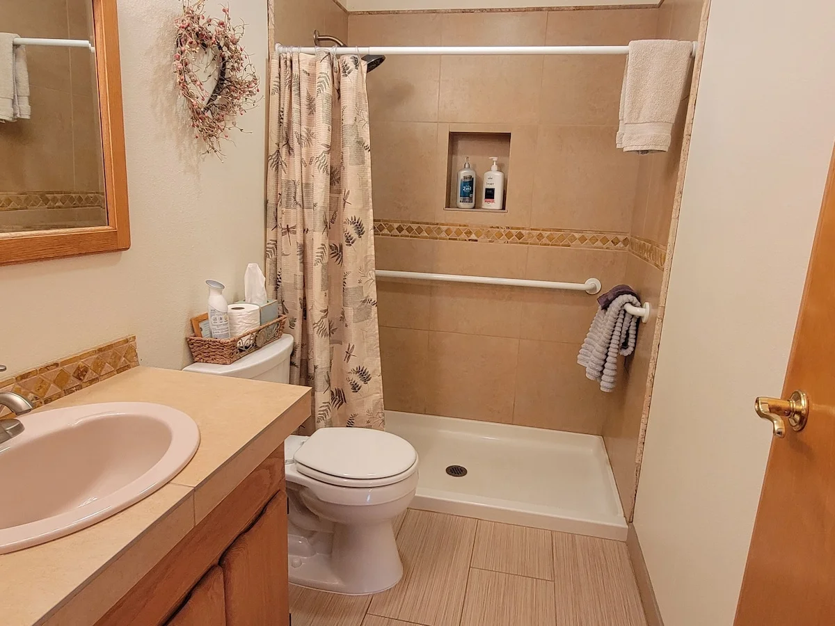 Wild Rose Chalet - Adjacent Bath With Accessible Walk In Shower