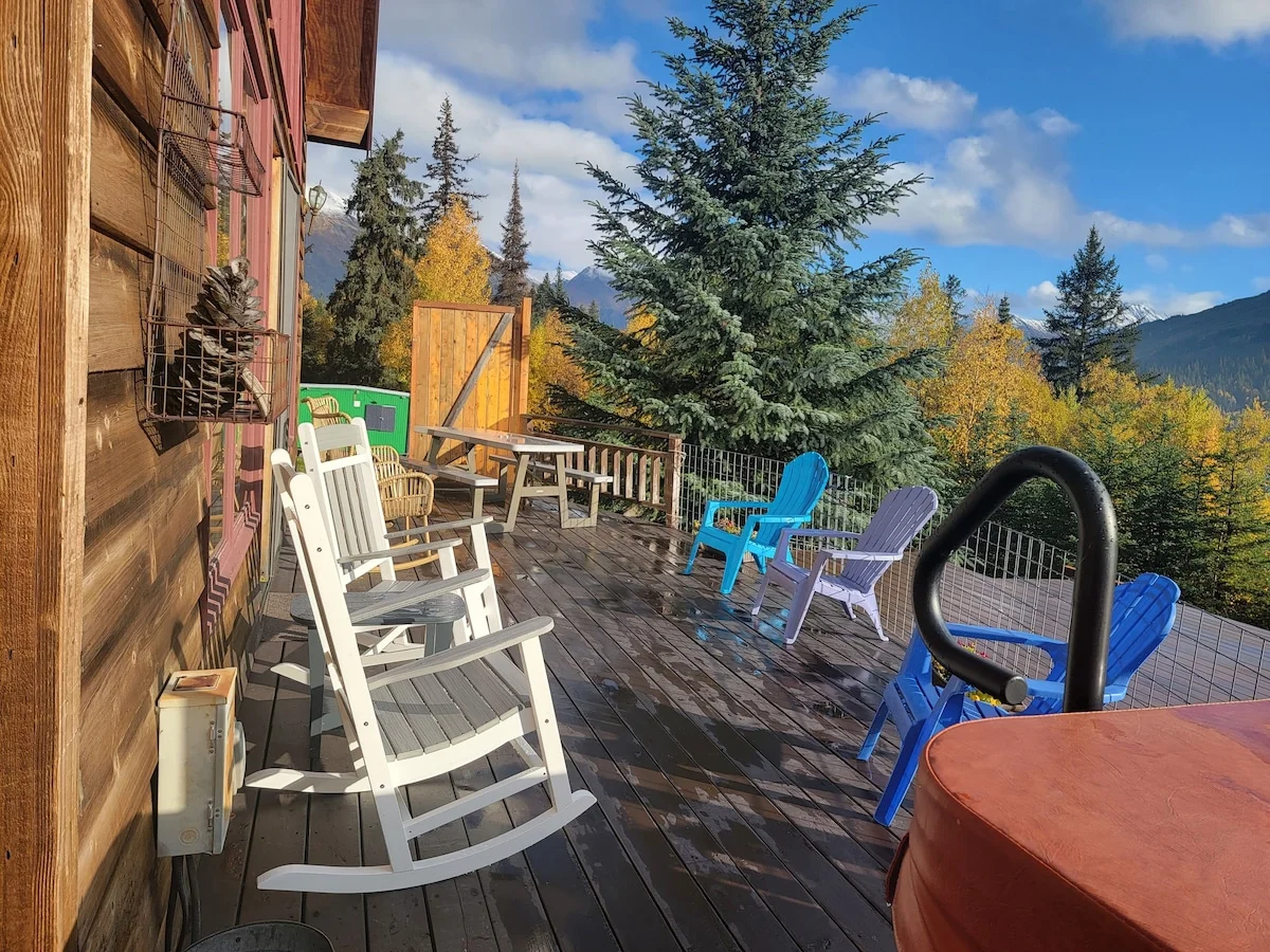 Wild Rose Chalet - Large Deck With Hot Tub Chairs Picnic Table